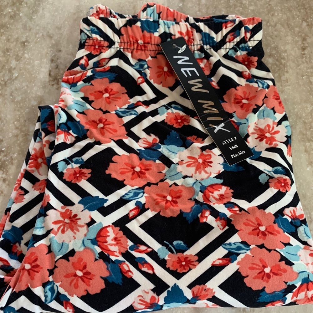 Hello Pink plus size leggings